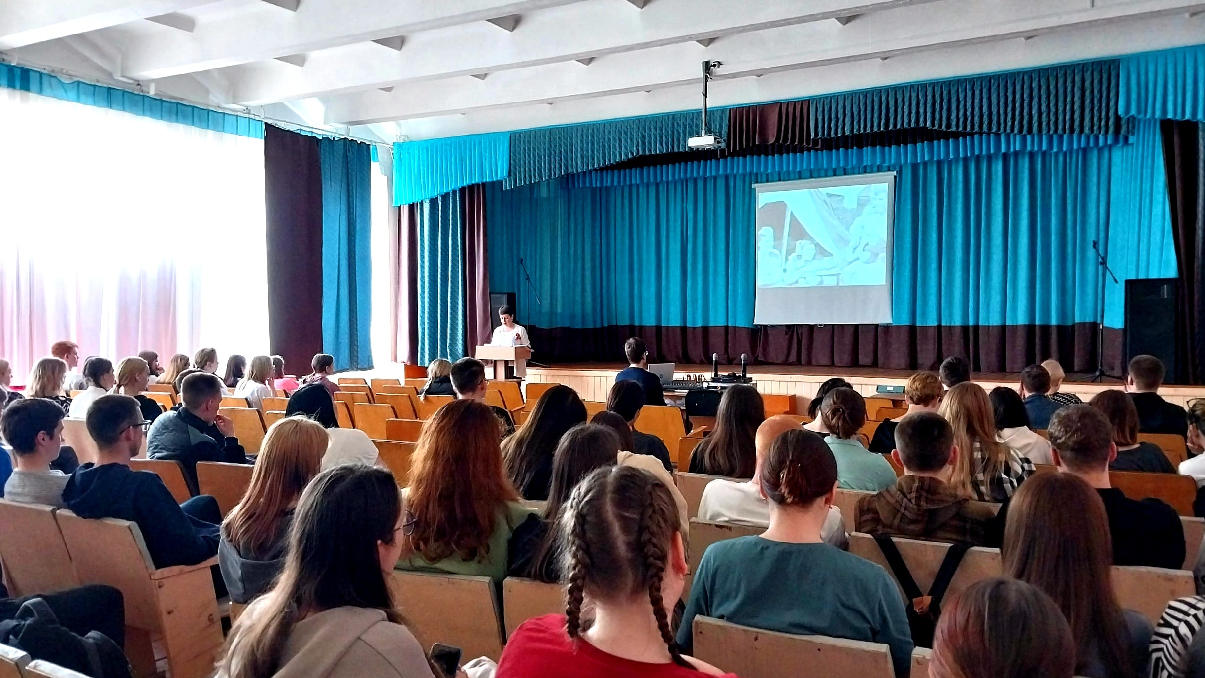 Read more about the article Литературно-музыкальная композиция “Войной испепеленные года”