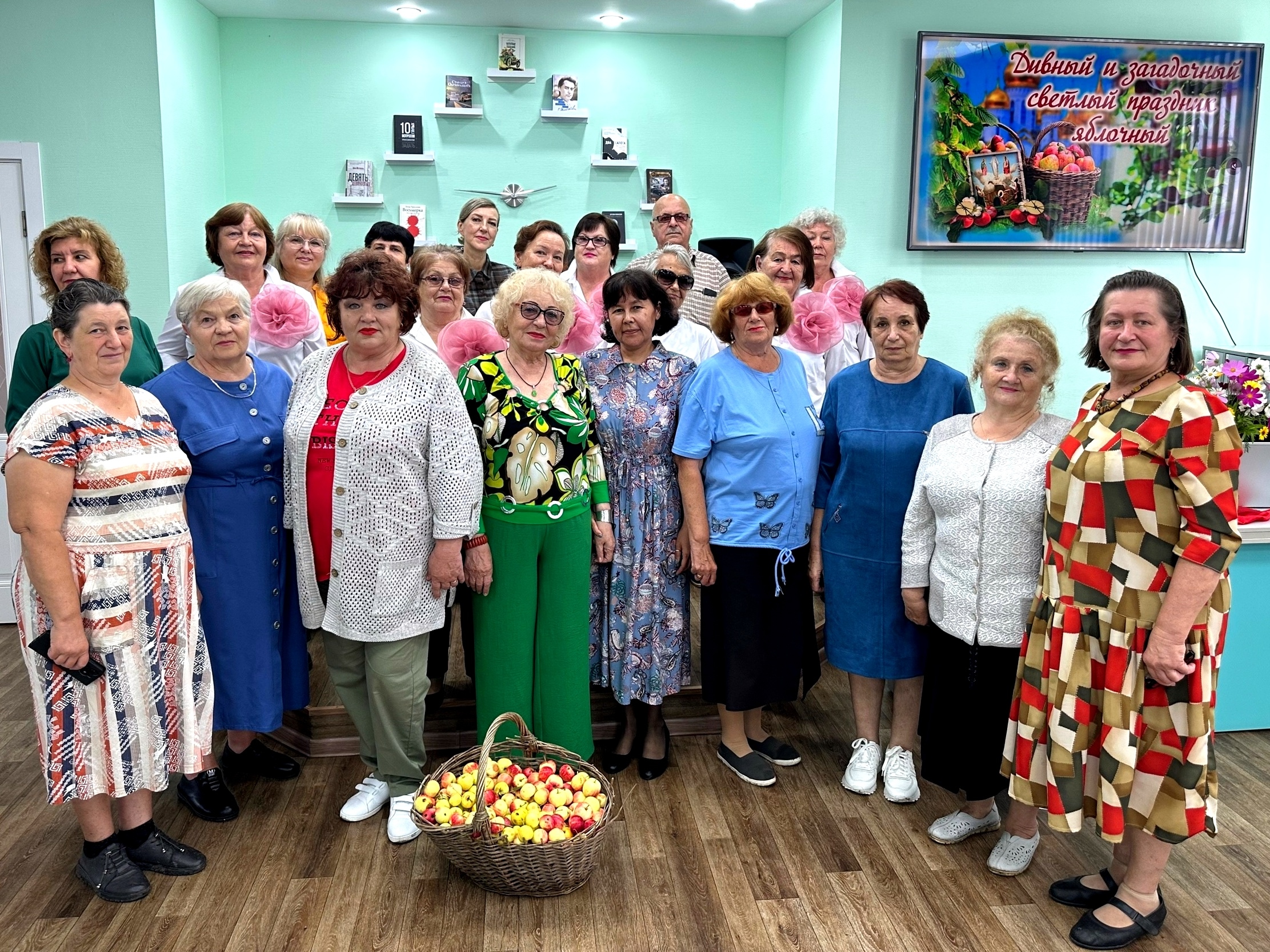 Read more about the article Фольклорная зарисовки «Дивный и загадочный светлый праздник яблочный»