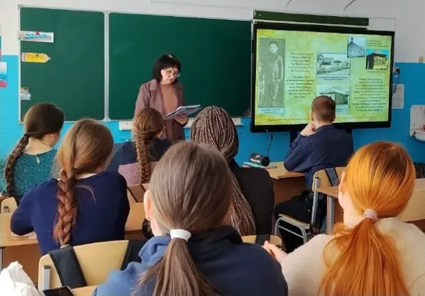 Read more about the article Литературное знакомство “Жизнь моя песней звучала в народе…”